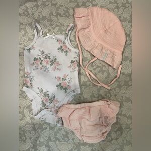 Shabby Chic Pink Floral Bodysuit Bloomers Hat Baby Set Size 3 6M